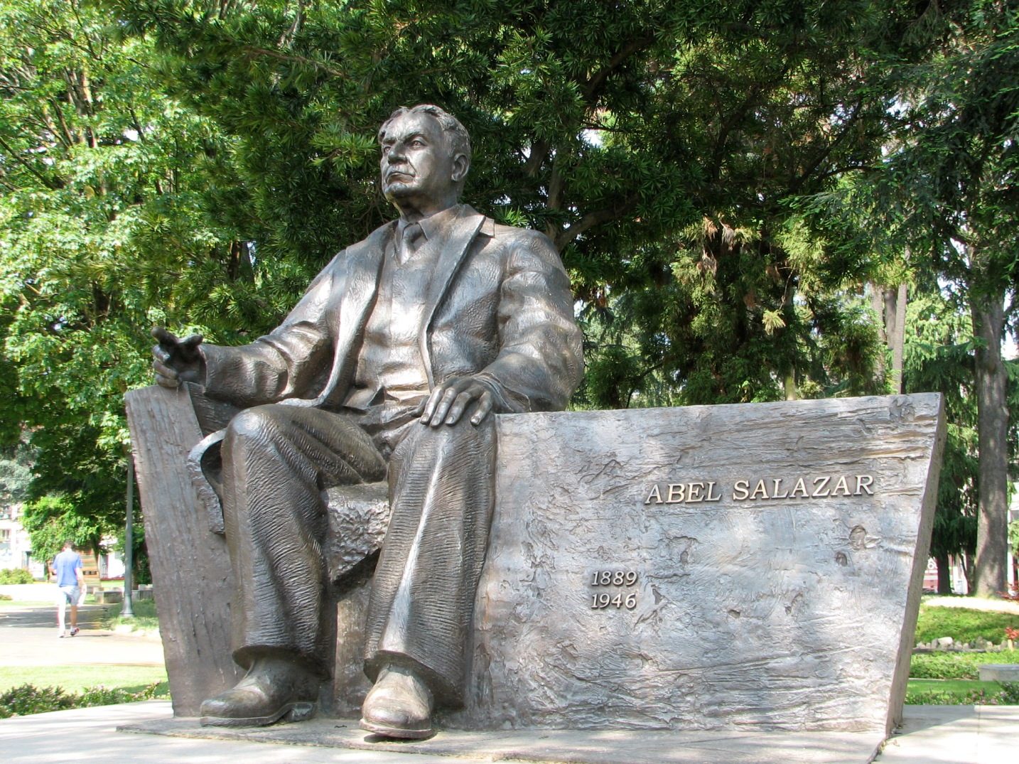 Abel Salazar's monument, Porto (2).JPG